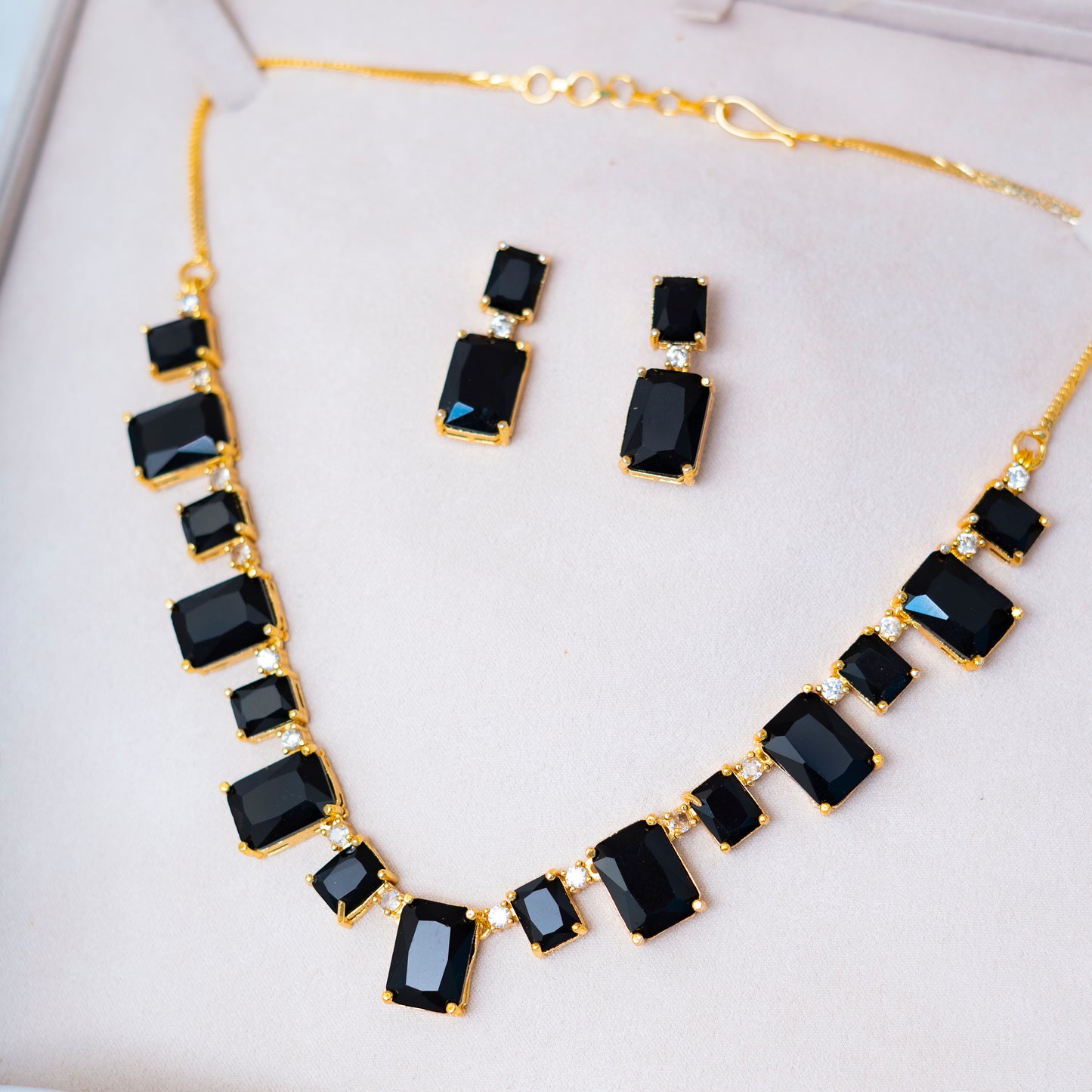 Black Necklace Set (1 Karat)